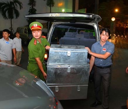 Bi mat chuyen xe dem chuyen de thi dai hoc hinh anh