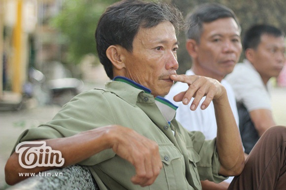 Đôi mắt bác đỏ hoe khi nghĩ đến hoàn cảnh gia đình và thương con gái.