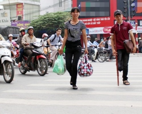 Nam sinh khuyet tat ve Thu do vuot vu mon hinh anh