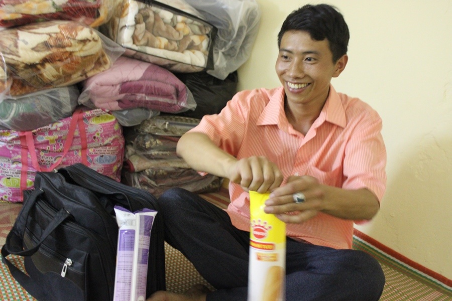 Chàng trai dân tộc Mông trong căn phòng trọ dự thi đại học.