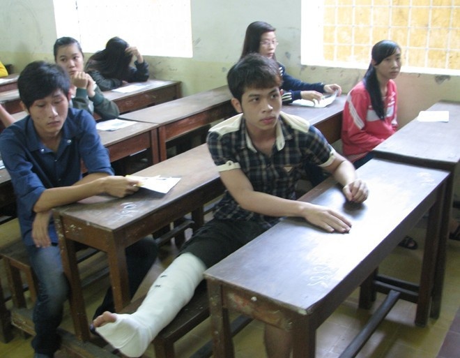 Nguyễn Hoàng Văn Khôi được đưa từ bệnh viện đến trường thi. (Ảnh: Đình Đình).