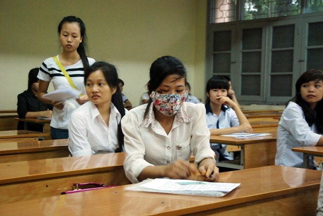 Thí sinh mang nhiều vết khâu vào phòng thi.