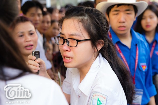Nữ sinh bật khóc vì quên máy tính.