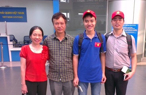 Quân cùng bố mẹ, thầy giáo trước lúc lên đường sang Nam Phi.