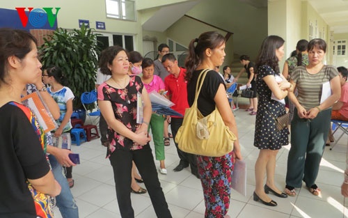 Nhiều phụ huynh chờ nghe công bố chỉ tiêu dành cho học sinh vào trường THPT Lương Thế Vinh Hà Nội.