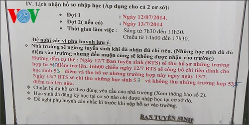 Trong thông báo hướng dẫn tuyển sinh của trường THPT Lương Thế Vinh ngày 12/7, phần chữ màu đỏ hướng dẫn cụ thể có dấu hiệu bị tẩy xóa số điểm trúng tuyển và được ghi thêm vào bằng chữ màu xanh.