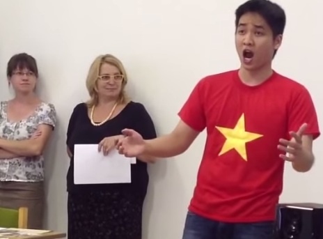 Bao chi Hungary ca ngoi giong hat 9X Viet ‘son da ga’ hinh anh