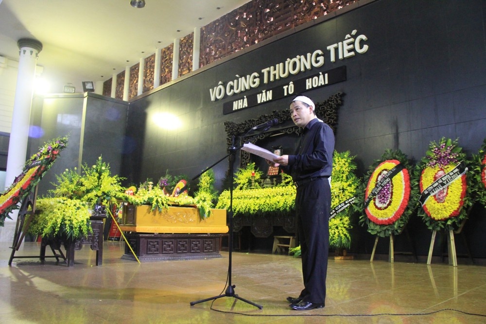 Bút danh Tô Hoài gắn với hai địa danh: sông Tô Lịch và phủ Hoài Đức. Bước vào tuổi thanh niên, ông đã phải làm nhiều nghề để kiếm sống: dạy trẻ, bán hàng, kế toán hiệu buôn... và nhiều khi thất nghiệp.  