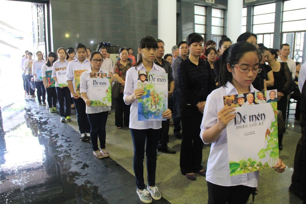 Nuoc mat nghen ngao tai le tang nha van To Hoai hinh anh