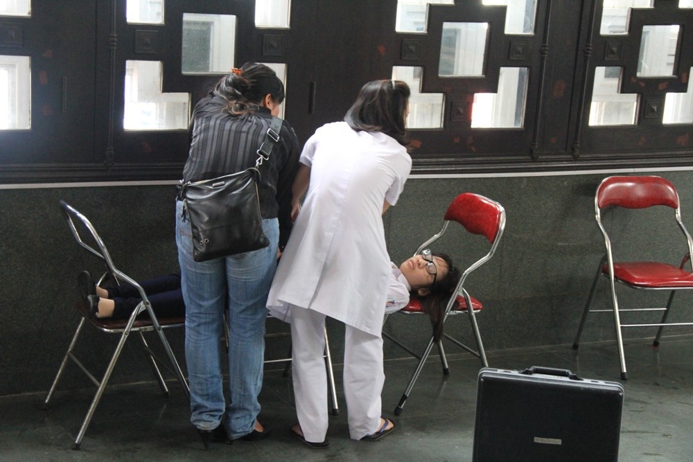 Một người thân trong gia đình cố nhà văn đã ngất lịm trước sự mất mát to lớn này.