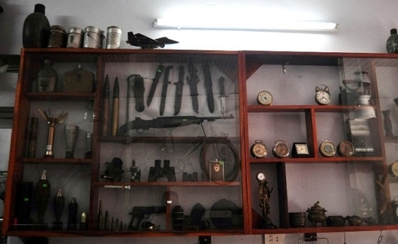 Rất nhiều kỷ vật được xếp ngăn nắp trong tủ kính.