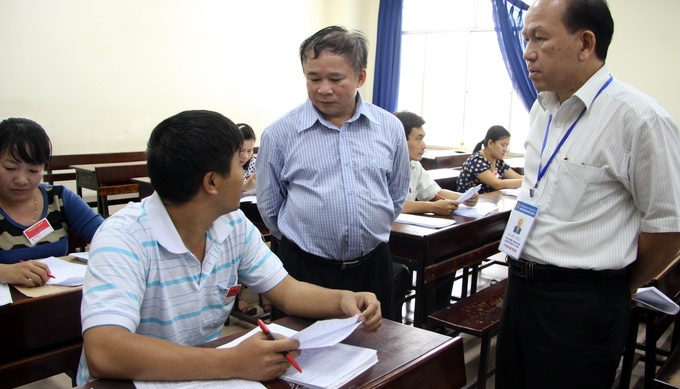 Thứ trưởng Bộ GD-ĐT Bùi Văn Ga (giữa) kiểm tra công tác chấm thi tuyển sinh ĐH, CĐ tại Trường ĐH Sư phạm TP.HCM sáng 19/7.