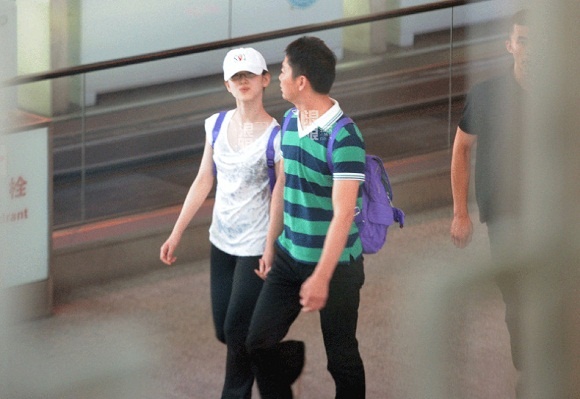 Co be tra sua tay trong tay cung nguoi yeu U40 tai san bay hinh anh