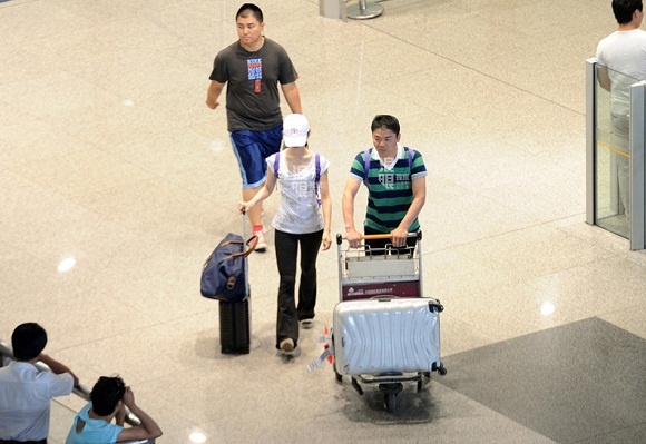 Nhập mô tả cho ảnChiếc quần màu đen ống rộng khiến Trạch Thiên trở nên lỗi thời.