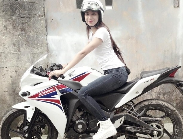 Thieu nu Hue chay xe ham ho thu hut nguoi di duong hinh anh