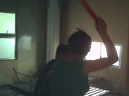 Em Bằng bị cô Trâm đánh bằng cây nhựa cứng.