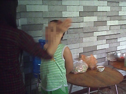 Giai the truong day tre tu ky bang... roi sat hinh anh