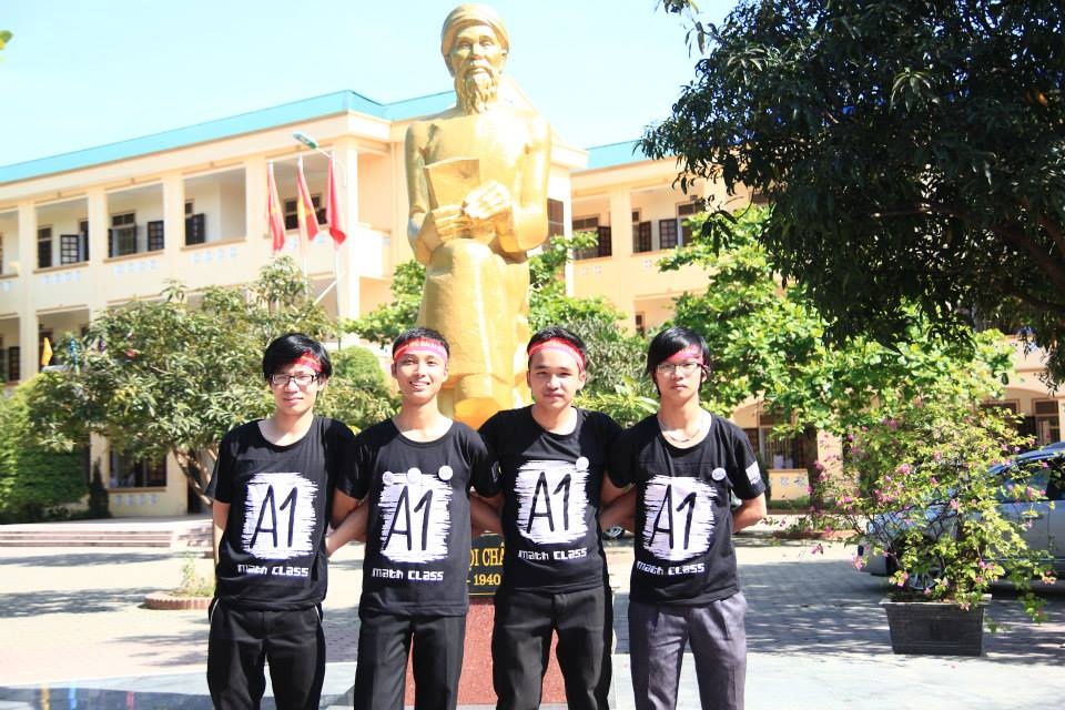 Phạm Đức Toàn (ngoài cùng, tay phải) tại trường THPT Phan Bội Châu.