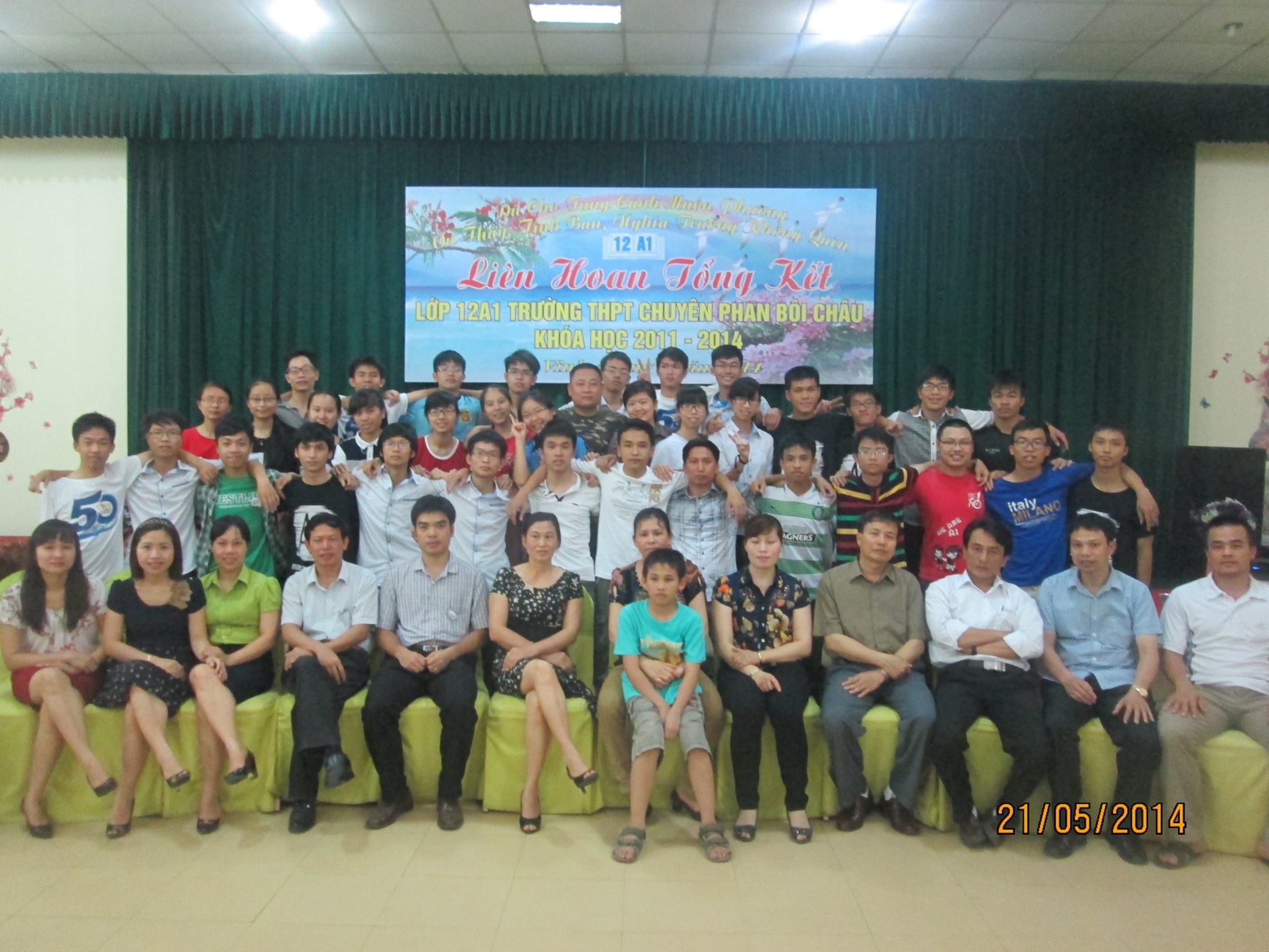 Hữu Toàn cùng bạn bè, thầy cô trường THPT Chuyên Phan Bội Châu chụp ảnh kỷ niệm ngày ra trường.