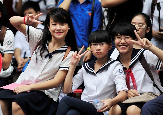 Giay, cap, day nit cung dong phuc hinh anh