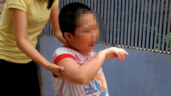 Tre tu ky bi day bang khuc cay: Phu huynh bat khoc hinh anh