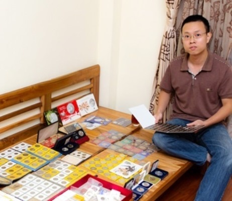 Chang trai suu tam hon 3000 loai tien xu the gioi quy hiem hinh anh