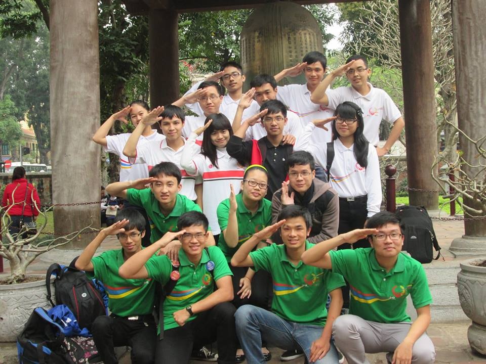 Thế Anh cùng các thành viên trong gia đình Olympia.