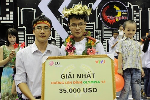 Hoàng Thế Anh trong giây phút đăng quang năm 2013.