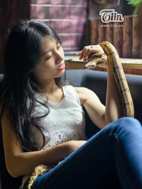 Trang nhím bên thú cưng của mình.