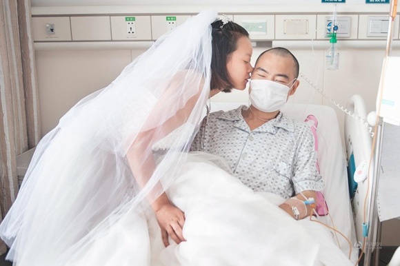 Co gai mac vay cuoi cau hon ban trai bi ung thu hinh anh