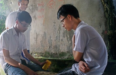 Gia canh anh em sinh doi ngheo lap ky tich cung thu khoa hinh anh