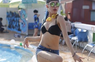 Dan choi Ha thanh nong bong trong tiec be boi hinh anh