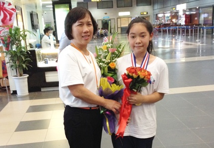 Minh Phương cùng cô giáo Trưởng đoàn sau khi kết thúc cuộc thi.