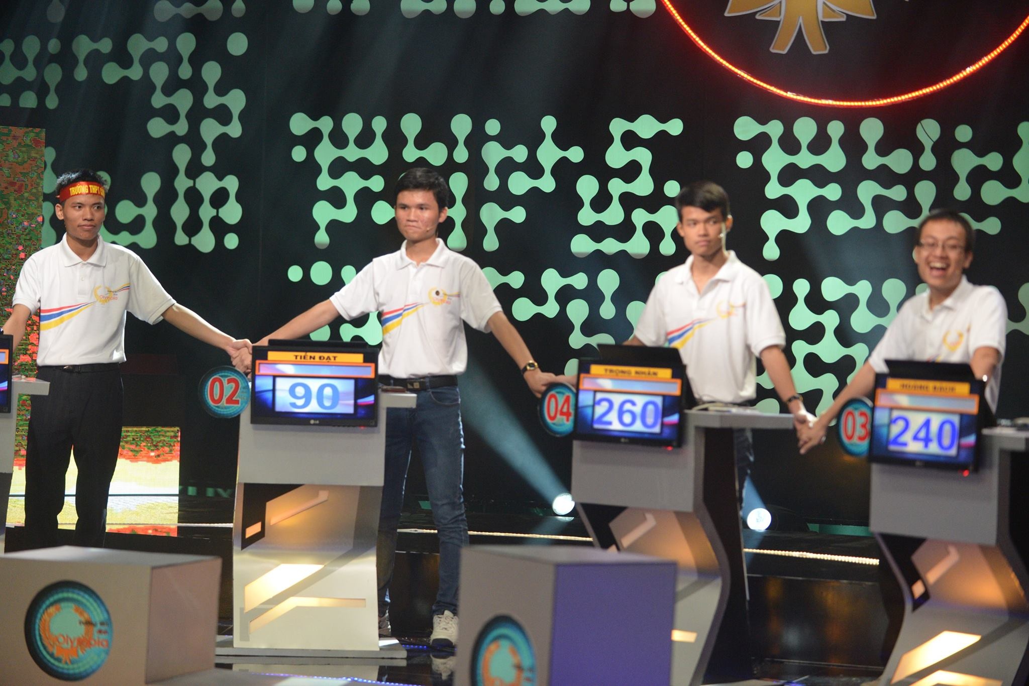 Clip Ve dich tiec nuoi cua Hoang Bach va cong bo nha vo dich hinh anh