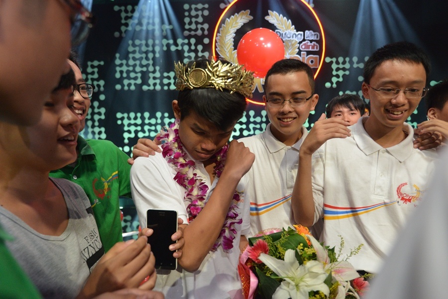 Sau khi đăng quang, chàng trai điềm tĩnh Trọng Nhân không khỏi xúc động.