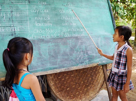 Co be 8 tuoi day hoc mien phi hinh anh