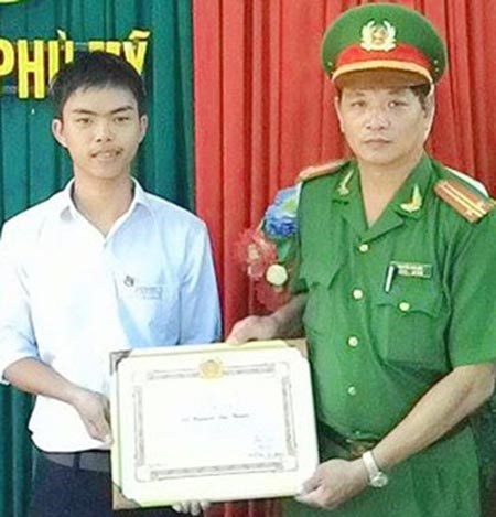 Khen thuong mot hoc sinh tham gia bat trom xe may hinh anh