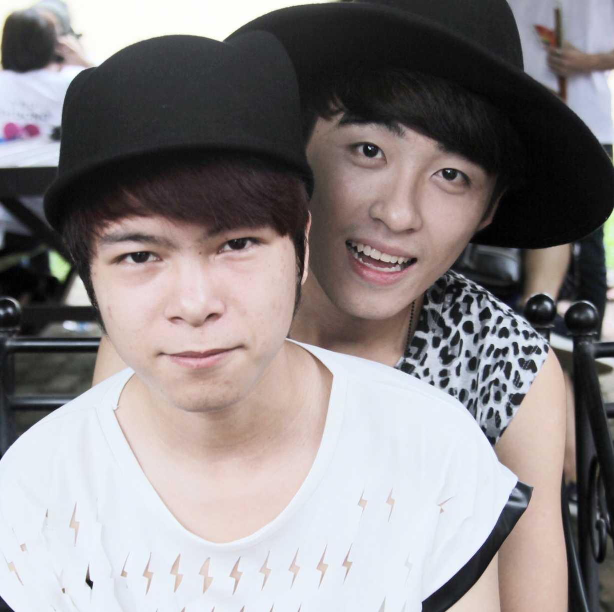 Cặp đôi này không ngại ngần có những cử chỉ thân thiết trước đám đông.