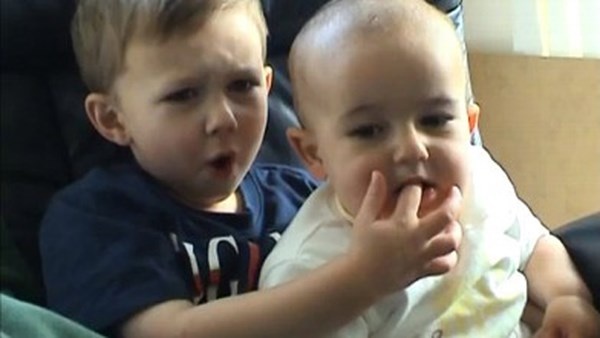 Đoạn clip kéo dài vẻn vẹn 56 giây, trong đó, hai anh em Harry (3 tuổi) và Charlie (1 tuổi) cùng ngồi trên một chiếc ghế..