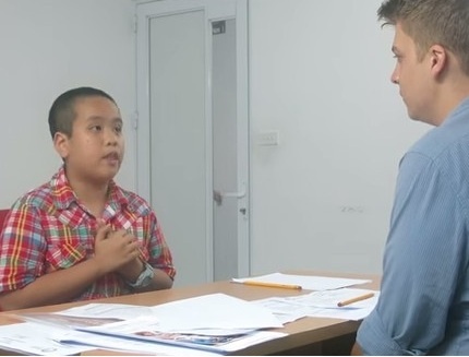 Clip than dong Viet noi tieng Anh nhu gio hinh anh