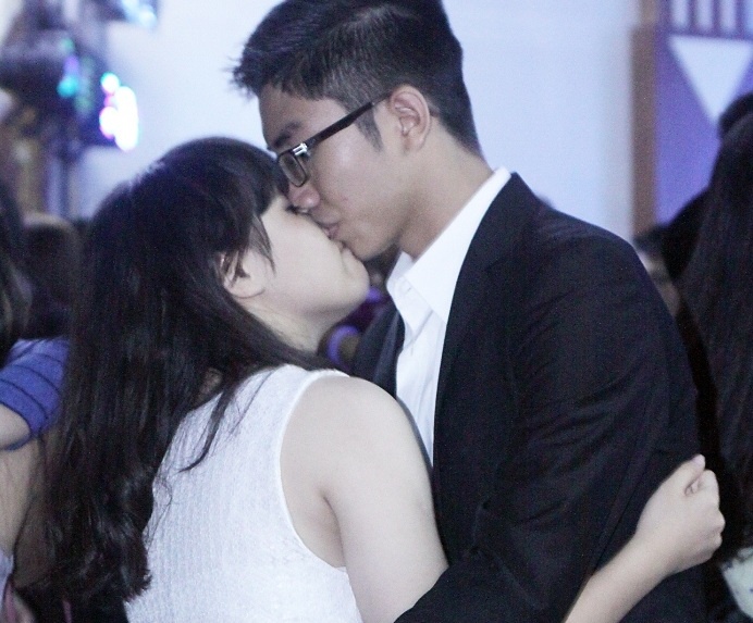 Hoc sinh truong Ams hon nhau ngot ngao tai da tiec hinh anh