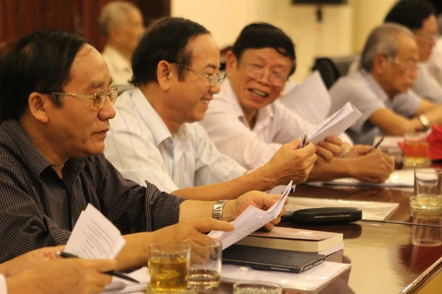 Nhà thơ Trần Đăng Khoa cũng là đại biểu trong tiểu ban chấm giải.