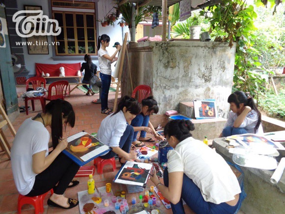 Ở lớp học này, hằng ngày các em vẫn miệt mài vẽ tiếp giấc mơ.