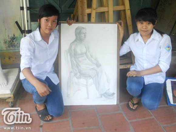 Học trò của thầy Giang bên cạnh một bức vẽ mới hoàn thành.