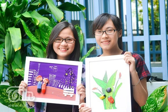 Kim Oanh và cô bạn thân Ngọc Thúy chăm sóc rất kĩ cho những bức tranh bằng đá màu sắc long lanh của mình.