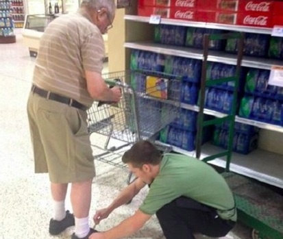 Nghia cu dep cua chang trai ban hang khien dan mang cam dong hinh anh