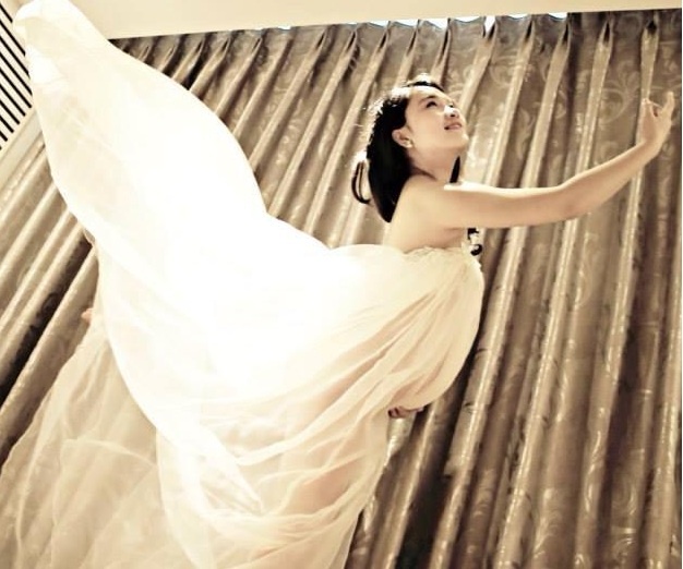 Bộ ảnh kỷ niệm thời gian mang bầu được Quỳnh Trang và Viết Thành lên ý tưởng. Là HLV dancesport nên bộ ảnh không thể thiếu những động tác nhảy gợi cảm.