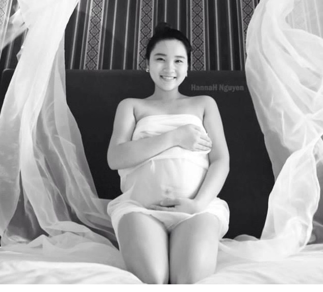 Nụ cười hạnh phúc của cô gái sắp làm mẹ ở tuổi 20.