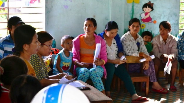 Lãnh đạo trường Mẫu giáo Bình Giang làm việc với các phụ huynh sáng 14/8.