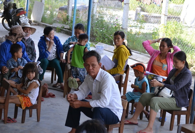 Nhiều phụ huynh ngồi chờ tại điểm trường mẫu giáo Bình Khương để nộp hồ sơ cho con nhập học lớp nhỡ tại trường.